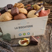 La Biscuiterie Lolmede : Les boîtes, cagettes et cornet de macarons - LA CAGETTE DE MACARONS ET CHOCOLATS