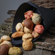 La Biscuiterie Lolmede : Les boîtes, cagettes et cornet de macarons -  LE CORNET DE MACARONS